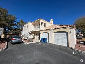 Building Photo - 1900 N Torrey Pines Dr