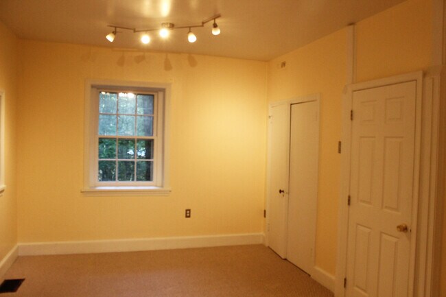 Dormitorio - 2948 Albemarle St NW