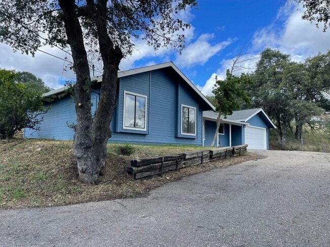 Building Photo - Fresh & Clean 3br with views