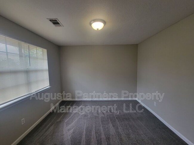 Building Photo - 142 Oakridge Dr
