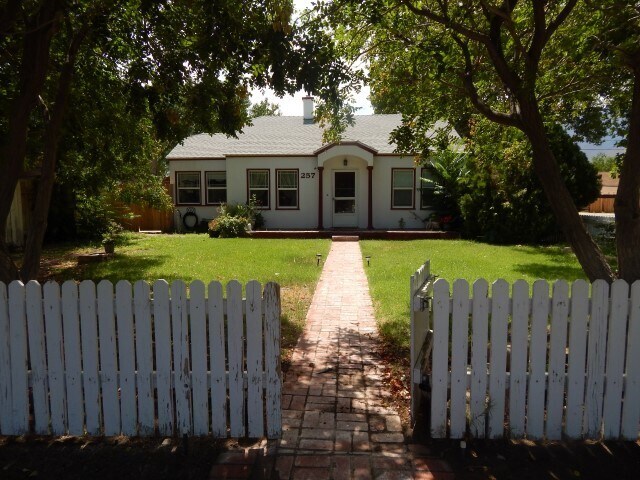 Primary Photo - 2 bed/ 1 bath/ 1 car garage and storage in...