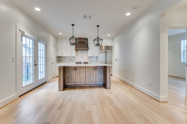Building Photo - Gorgeous 3-Story 3/2/2 Townhome in Univers...