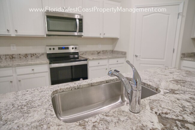 Building Photo - OUTSTANDING LAKEWOOD RANCH HOME! 4 BEDROOM...