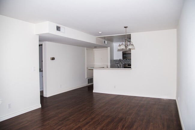 Building Photo - 909 N Croft Ave