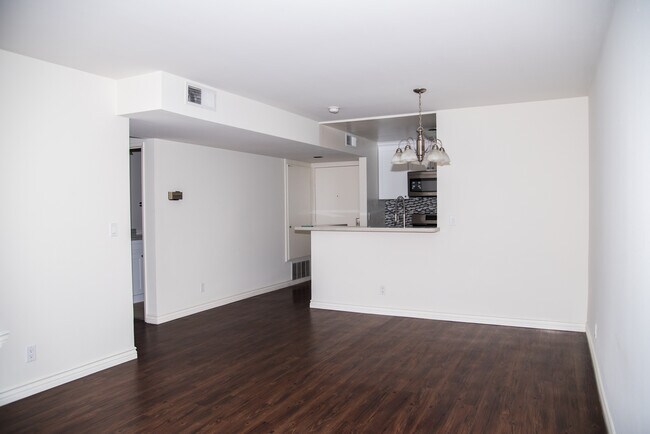 Foto del edificio - 909 N Croft Ave