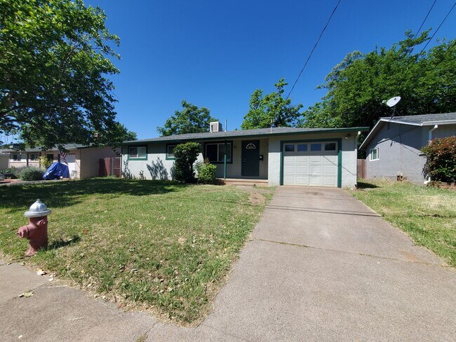 Foto del edificio - Price Reduced! 3 Bedroom 2 Bath House with Large Yard Available Now!
