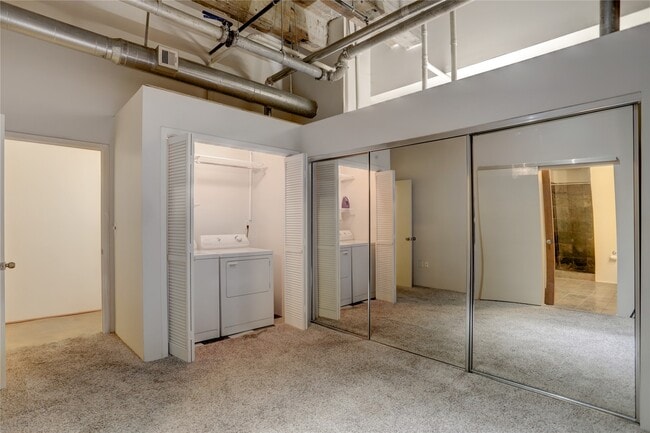 Building Photo - 705 Main St