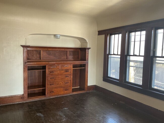 Building Photo - 3716-3718 W Roberts St