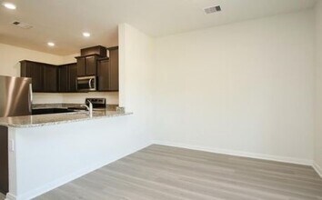 Building Photo - 545 Bains St