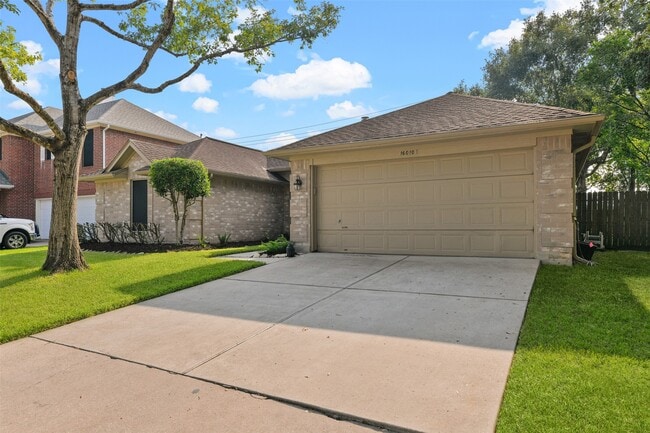 Foto del edificio - 16010 Cedar Gully Dr