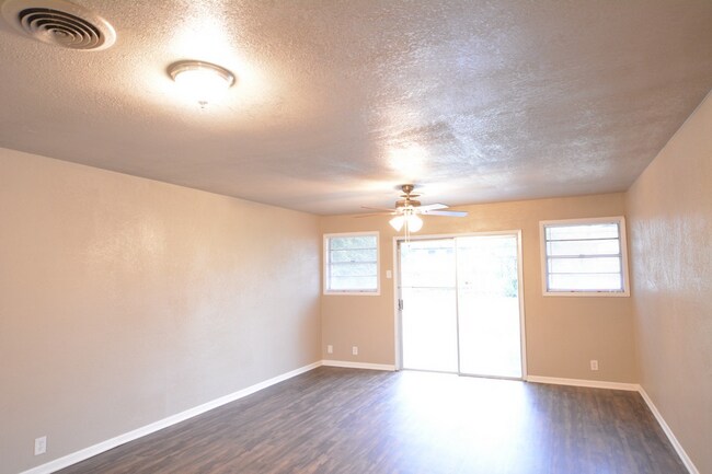 Foto del edificio - 3118 Lawnwood Dr