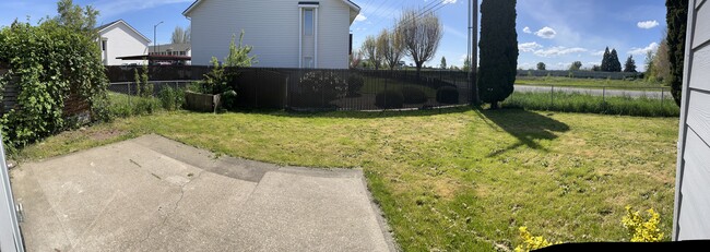 Patio trasero cercado - 3606 White Oak Ct NE