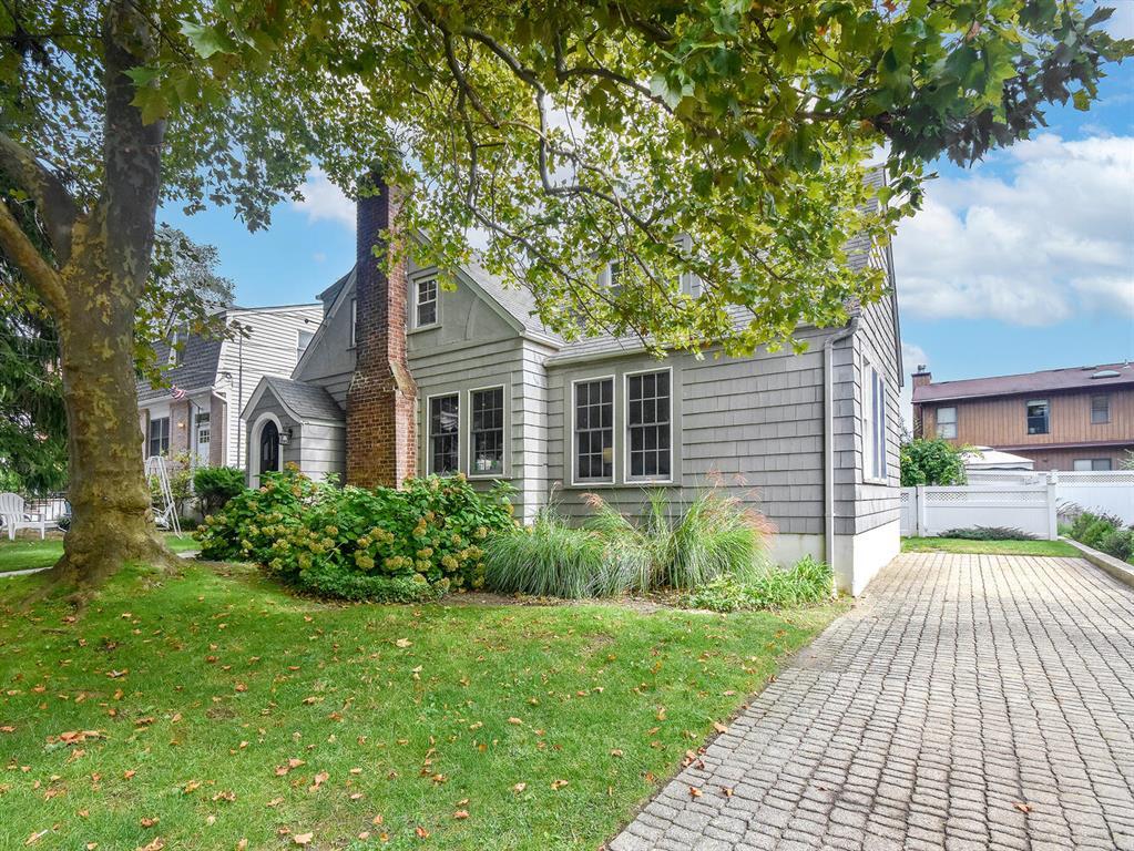 Photo - 20 Oldwood Rd (Port Washington, NY)