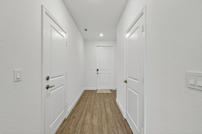 Building Photo - 305 SE Crossoak Ln