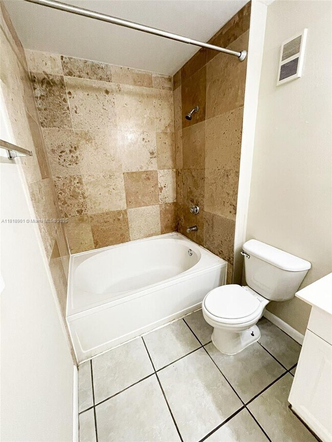 Foto del edificio - 4823 Via Palm Lakes Via