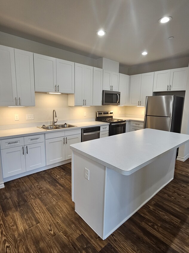 ¡Nuevo Townhome con dos camas! - Towne Oaks