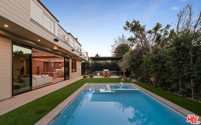 Building Photo - 565 Toyopa Dr