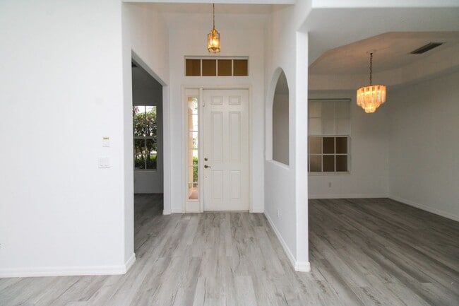 Building Photo - 3-Bed + Den Home With Lake Views & PET FRIENDLY! AVAIL NOW