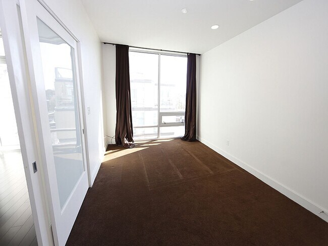 Foto del edificio - Rare Rental in Greenbridge!  Live in the m...