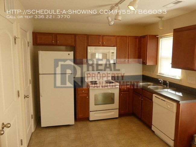 Building Photo - 3 Bed / 2.5 Bath Home in North Greensboro