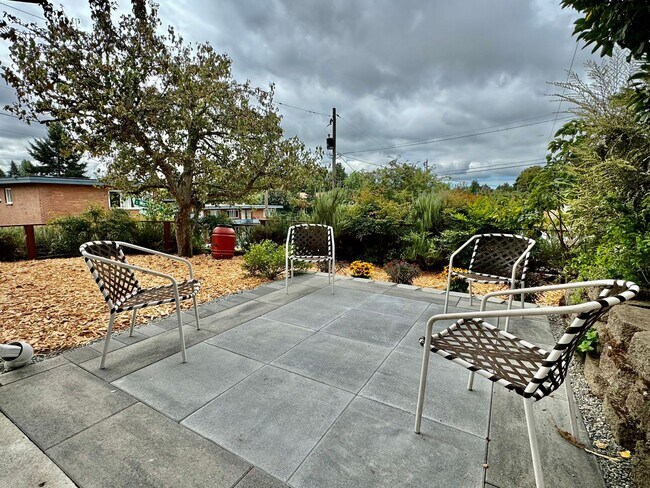 Building Photo - Beautifully renovated 2 bedroom, 1 bath ho...