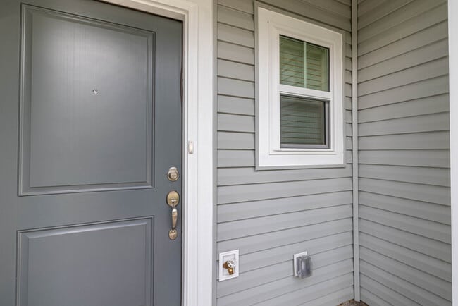 Building Photo - 3BD Townhome Walking Distance to Downtown