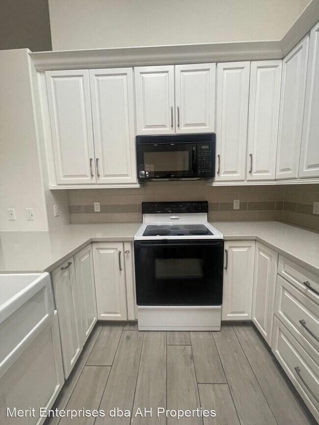 Building Photo - 3 br, 2 bath House - 2430 W HEMLOCK WAY