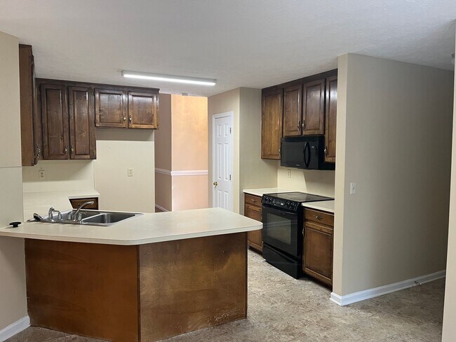 Building Photo - Must see! 3 bedroom, 2 bathroom house near...