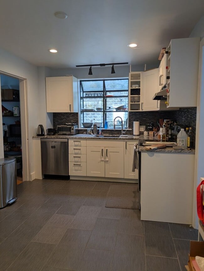 Building Photo - Charming 3-Bedroom, 3-Bathroom Home