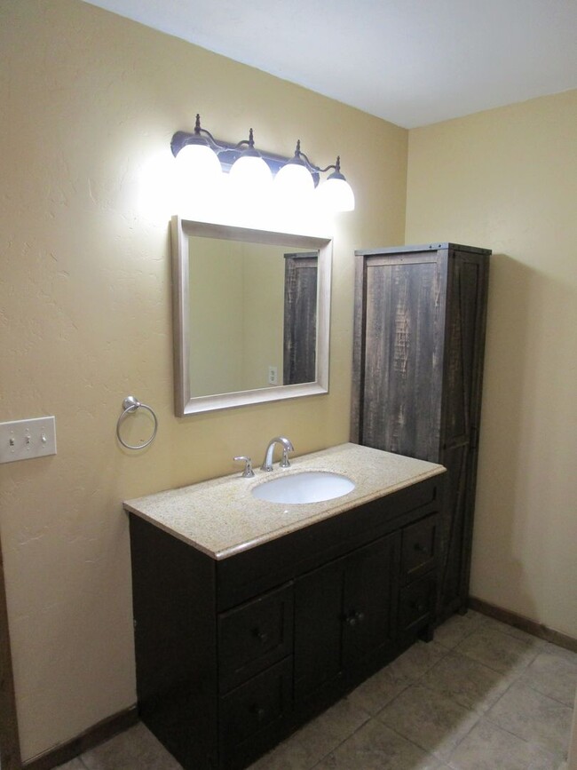 Building Photo - 2 Story House, 4 Bedrooms + Bonus Room in ...