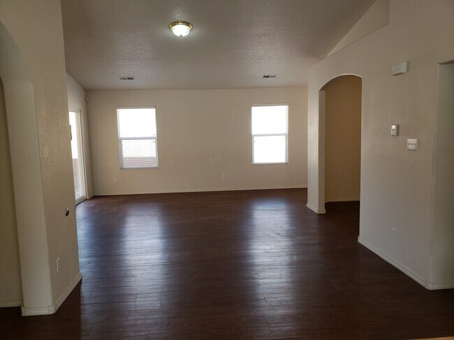 Building Photo - 3 bed 2 bath home in Huning Ranch