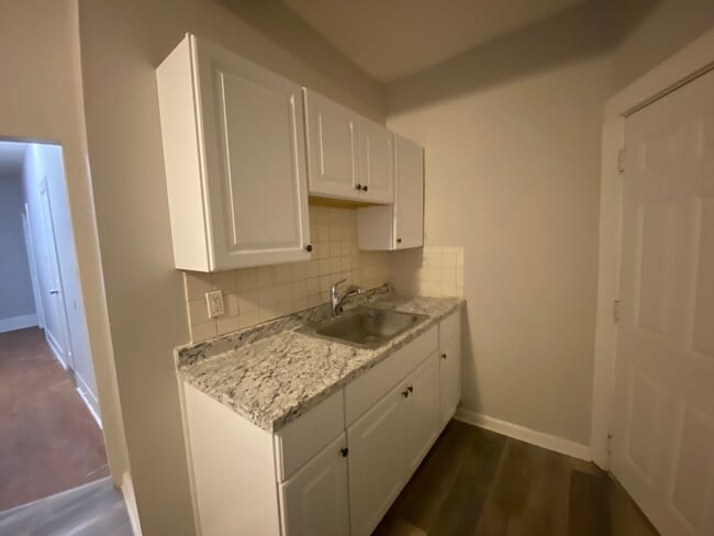 Building Photo - 96 Woodledge St