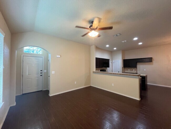 Foto del edificio - 673 Creekside Cir