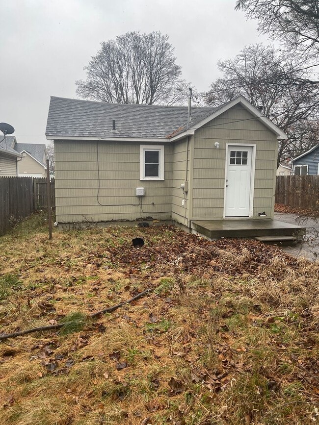 Building Photo - Charming 2 Bedroom Home - Move in Ready