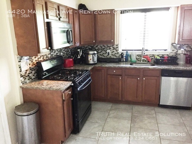 Building Photo - 4420 Mannasota Ave