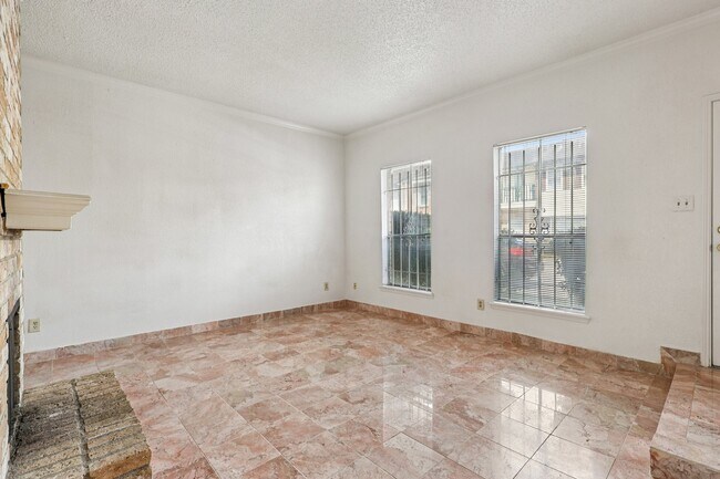 Foto del edificio - 7700 Creekbend Dr