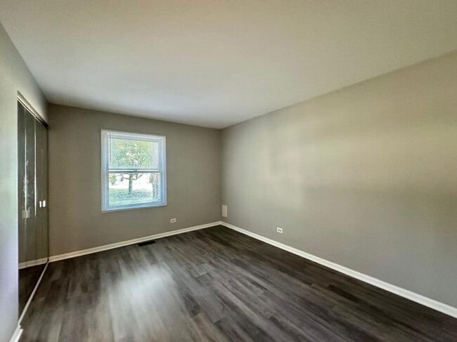 Building Photo - 2 bedroom in Winfield IL 60190