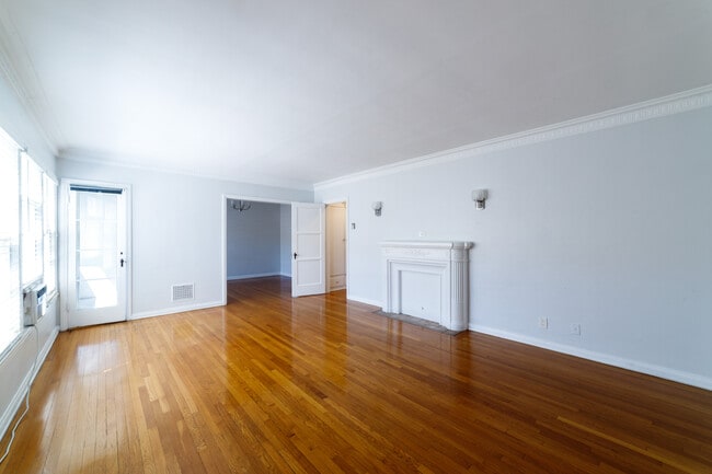 Building Photo - 452 S New Hampshire Ave