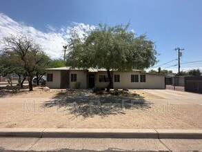Building Photo - 1501 E Palm Ln