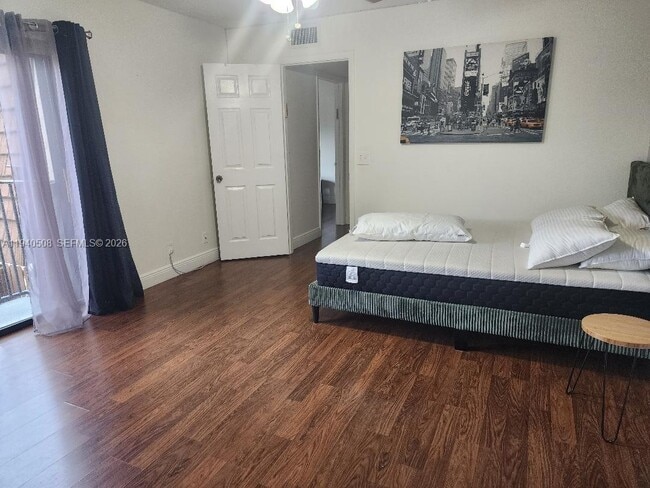 Building Photo - 2556 Lakeview Ct