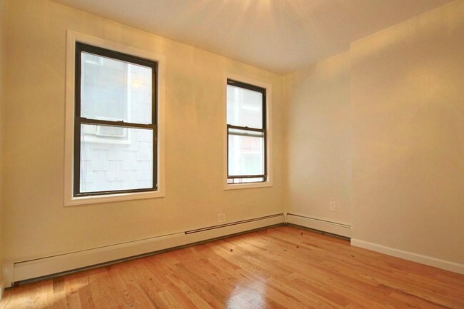 Building Photo - 557 Lorimer St
