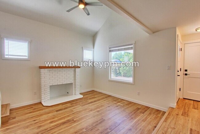 Building Photo - NEWLY REMODELED!  3 Bed, 2 Bath in Cascade...