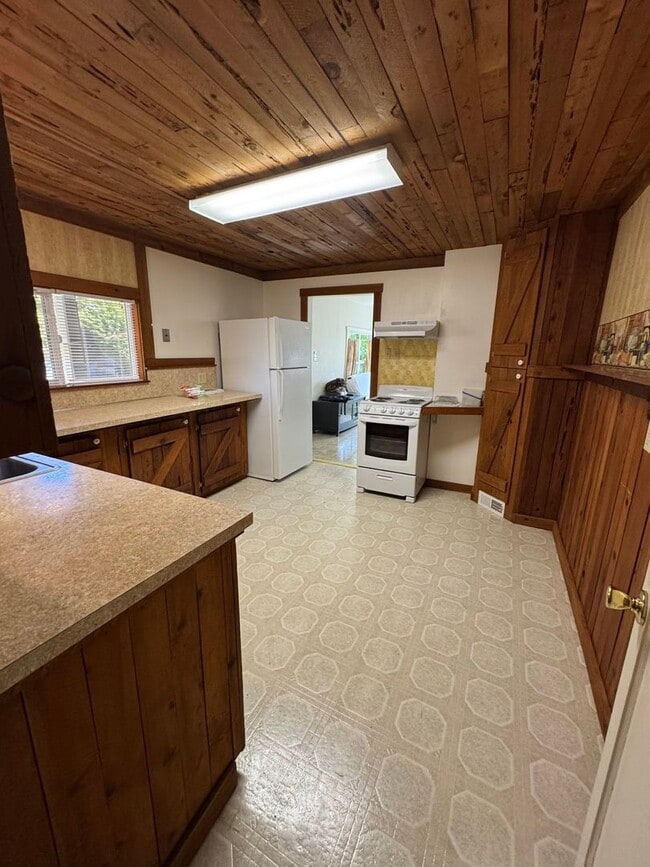 Building Photo - 3 Bedroom home SE Roseburg home