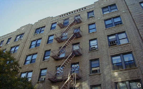 Building Photo - 552 W 188th St
