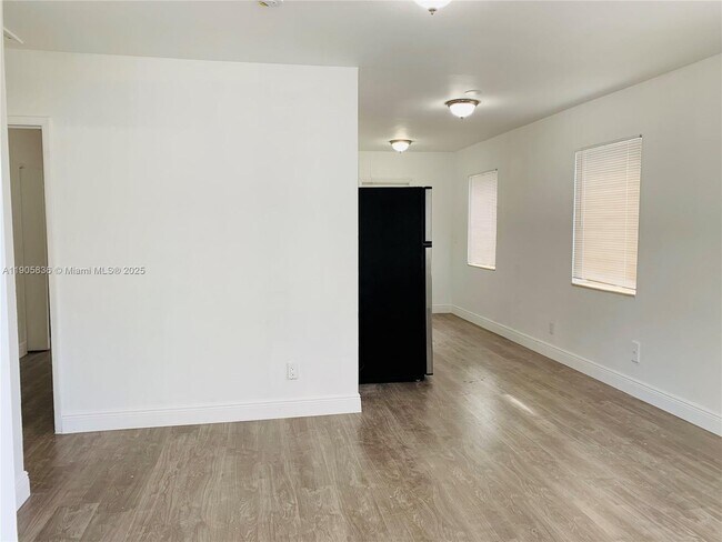 Foto del edificio - 738 NE 86th St