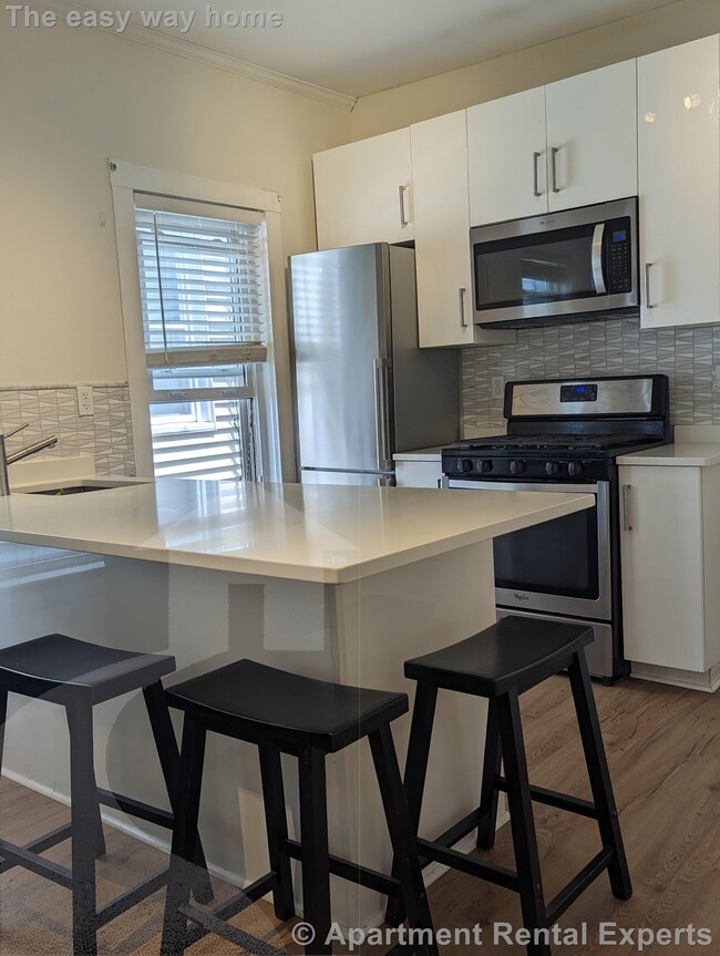 Building Photo - 3BED-1BATH | Renovated | Mins to green/red...