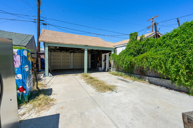 Tandem parking (2 spots per unit) - 207 E Avenue 31