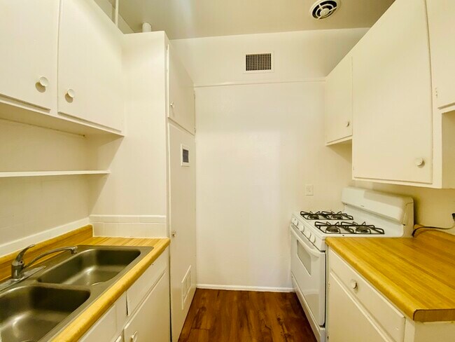 Foto del edificio - Spacious 1 Bedroom Home with Vaulted Ceili...