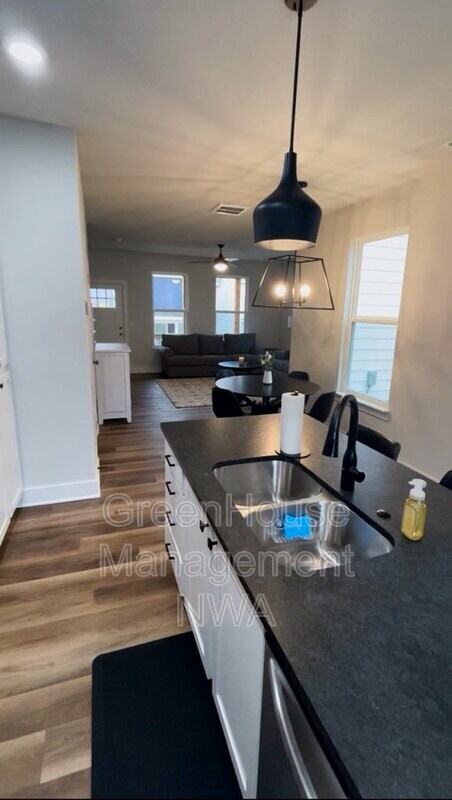 Foto del edificio - 3086 W Salida Ln