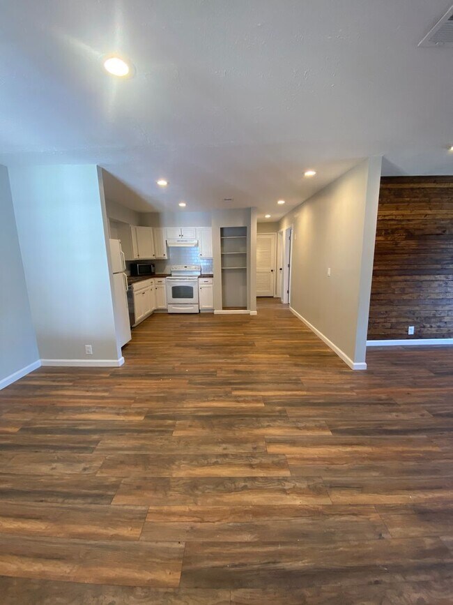 Building Photo - Renovated 2 BR, 2 BA Apartment, Easy Acces...